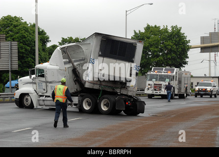 Querstehenden Traktor Anhänger LKW auf 91 in New Haven Connecticut USA Stockfoto