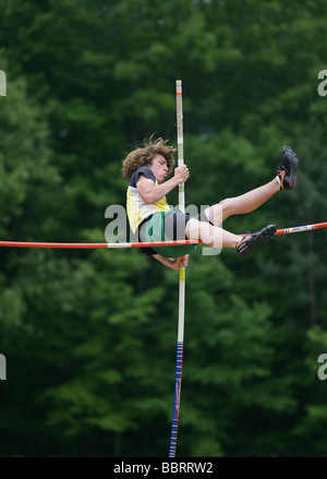 Eine High-School-Sportler vermisst die Bar während der High School State Championship Track löschen und Feld treffen sich im CT USA Stockfoto