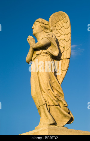 Engelsstatue bei Sonnenuntergang gegen blauen Himmel Sameiro Braga-Portugal Stockfoto