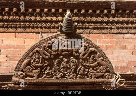 Kathmandu, Nepal.  Holzschnitzerei zeigt den Gott Shiva über eine Tür in die Kumari Bahal, Haus der Kumari Devi. Stockfoto