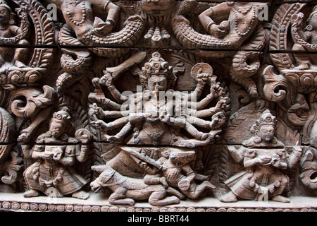 Kathmandu, Nepal.  Holzschnitzerei zeigt den Gott Shiva über eine Tür in die Kumari Bahal, Haus der Kumari Devi. Stockfoto