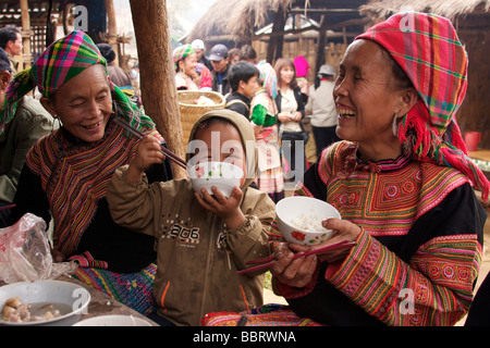 FAMILIE VON DER ETHNISCHEN MINDERHEIT HMONG DEM MITTAGESSEN IN DER COC LY MARKT, NORD-VIETNAM, VIETNAM Stockfoto