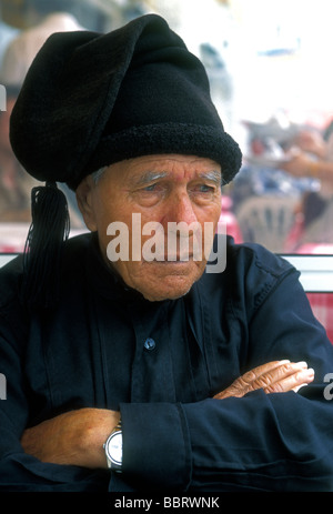 Portugiesische Mann, reifer Mann, Holunder, ältere Menschen, Senioren, Kopf und Schultern, Porträt, Ansicht von vorne, Nazare, Leiria District, Portugal Stockfoto