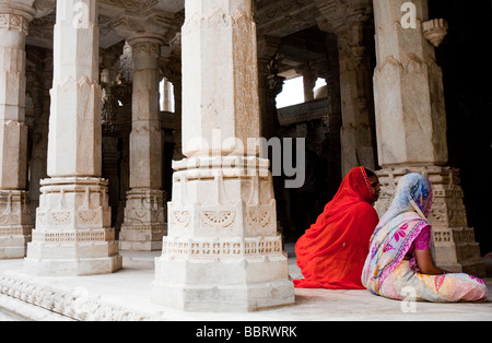 2 Frauen in Saris sitzen innen A Jain Tempel Rajasthan Indien Stockfoto