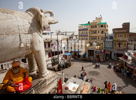 Hindu-Tempel mit Sadhu Udaipur Rajasthan Indien Stockfoto