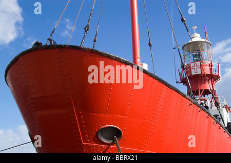 Roten Feuerschiff gegen blauen Himmel mit weißen Wolken Stockfoto