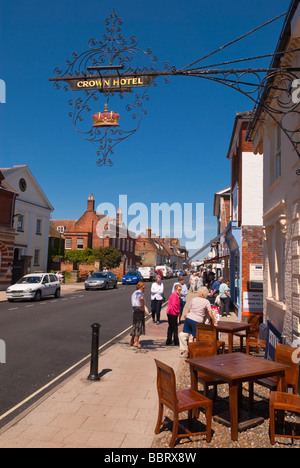 Ein Blick hinauf Southwold High Street mit Menschen beim Einkaufen und das Crown Hotel im Vordergrund in Suffolk Uk Stockfoto