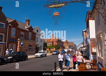 Ein Blick hinauf Southwold High Street mit Menschen beim Einkaufen und das Crown Hotel im Vordergrund in Suffolk Uk Stockfoto