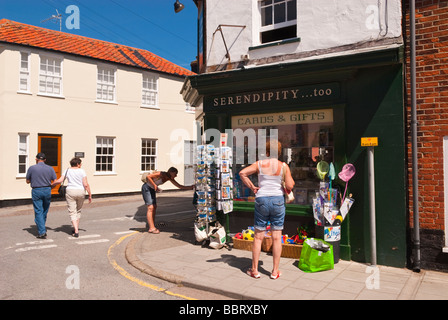 Urlauber auf der Suche um Postkarten an Karten und Geschenke Shop kaufen speichern in der Küstenstadt Southwold, Suffolk Uk Stockfoto