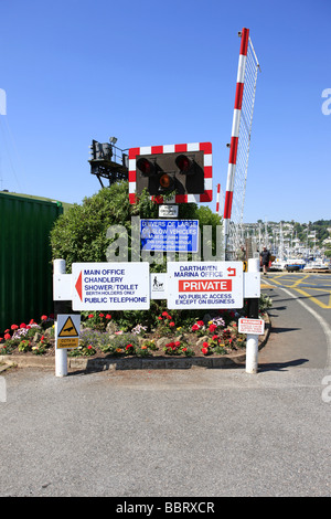 Bahnübergang bei Kingswear in Devon mit verschiedenen Informationen Zeichen unter Angabe zu Treibern Stockfoto