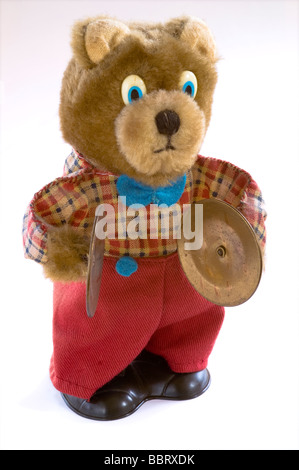 Landen Sie Teddybär mit Messingbecken vor einem weißen Hintergrund isoliert Stockfoto