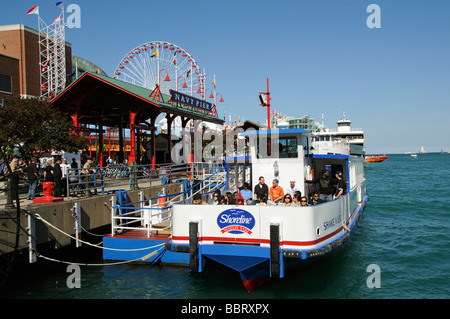 Navy Pier am Lake Michigan Chicago Illinois USA Touristen an Bord des Bootes Tour Shake a Leg Stockfoto