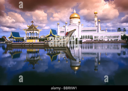 Eine Reflexion auf die Omar Ali Saifuddin Moschee und Schiff in Brunei Darussalam. Stockfoto