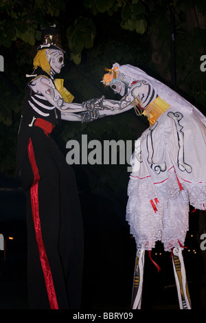 Voodoo-Skelett beängstigend Straßentheater Kostüm Gespensternacht Medway Fuse Festival Rochester Castle Kent England UK Europe Stockfoto