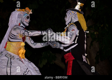 Voodoo-Skelett beängstigend Straßentheater Kostüm Gespensternacht Medway Fuse Festival Rochester Castle Kent England UK Europe Stockfoto