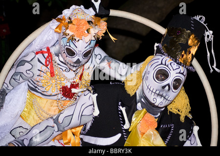 Voodoo-Skelett beängstigend Straßentheater Kostüm Gespensternacht Medway Fuse Festival Rochester Castle Kent England UK Europe Stockfoto