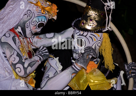 Voodoo-Skelett beängstigend Straßentheater Kostüm Gespensternacht Medway Fuse Festival Rochester Castle Kent England UK Europe Stockfoto