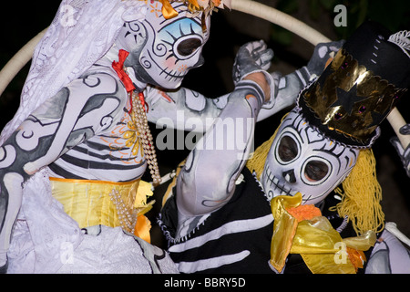 Voodoo-Skelett beängstigend Straßentheater Kostüm Gespensternacht Medway Fuse Festival Rochester Castle Kent England UK Europe Stockfoto