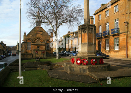 Das Kriegerdenkmal in Chipping Campden High Street, Gloucestershire, England, UK Stockfoto