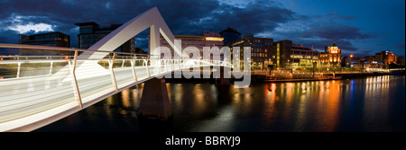 Nachtaufnahme von der Squiggly Brücke mit Reflexionen über River Clyde in Glasgow Stockfoto