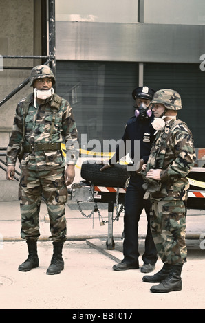 Amerikanische Soldaten und New York City Polizei Wache in Lower Manhattan sechs Tage nach den Terroranschlägen am 11. September 2001. Stockfoto