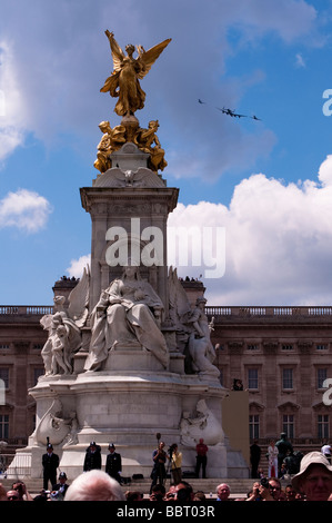 Schlacht of Britain Memorial Flight in einen Überflug über Buckingham Palace Stockfoto
