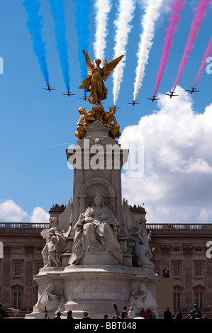 Die Red Arrows in einen Überflug über Buckingham Palace Stockfoto