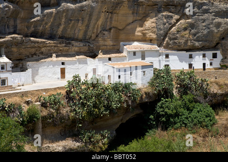 Die engen Gassen der Setenil de Las Bodegas in eine enge Schlucht in der Provinz Cádiz, Andalusien, Spanien gesetzt. Stockfoto