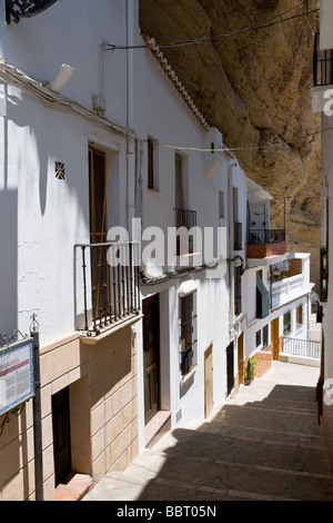 Die engen Gassen der Setenil de Las Bodegas in eine enge Schlucht in der Provinz Cádiz, Andalusien, Spanien gesetzt. Stockfoto