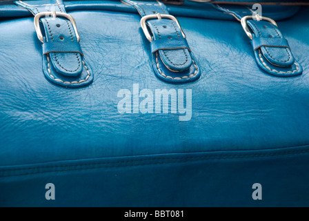 blaue Ledertaschen im Shop in Chefchaouen, Marokko Stockfoto