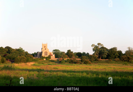 Das Glaven Tal mit der St. Marienkirche am Wiveton, Norfolk, Großbritannien, im Hintergrund. Stockfoto