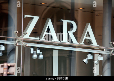 Zara Shop-Logo auf der High Street Stockfoto