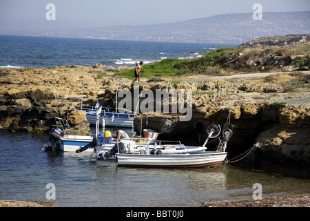 Fischerboote vor Anker in einer kleinen Bucht in der Nähe von Paphos, Zypern Stockfoto