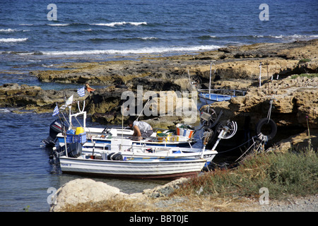 Griechisch-zypriotische Angelboote/Fischerboote ankern in einer kleinen Bucht in der Nähe von Paphos, Zypern Stockfoto