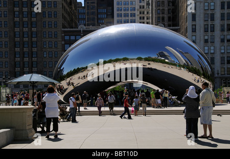 Das Cloud Gate auf SBC Plaza im Millennium Park Chicago Illinois USA auch bekannt als die Bohne Stockfoto