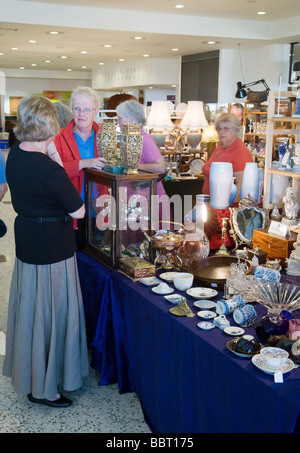 Menschen beim Einkaufen auf einer Antiquitätenmesse in Newmarket, Großbritannien Stockfoto