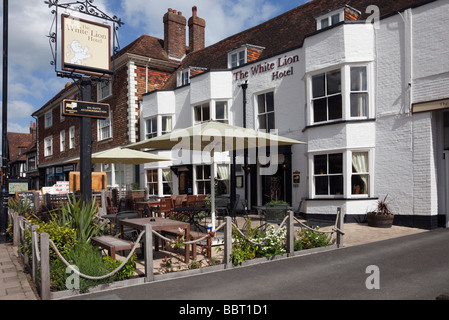 Tenterden Kent England UK White Lion Hotel und Kneipe Außenbereich mit Tischen und Sitzgelegenheiten außerhalb in der kleinen Altstadt Wealden Stockfoto