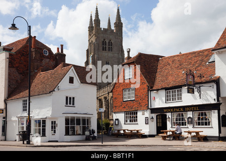 Das Woolpack Hotel aus dem 15. Jahrhundert Pub und St. Mildred's Parish Church Clock Tower in Wealden Dorf Tenterden Kent England Großbritannien Großbritannien Stockfoto