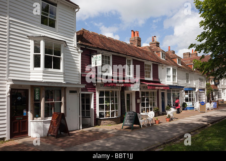 Tenterden Kent England UK Cafe und kleine Geschäfte im 15. bis 18. Jahrhunderts Gebäude auf Bäumen gesäumten High Street in der Wealden-Stadt Stockfoto