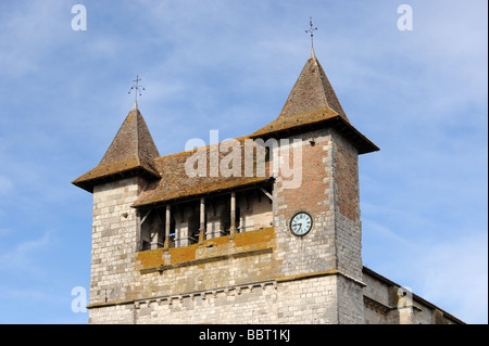 Twin-towered 13. Jahrhundert Kirche von Villereal in Menge et Garonne Frankreich Stockfoto