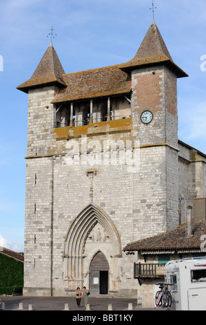 Twin-towered 13. Jahrhundert Kirche von Villereal in Menge et Garonne Frankreich Stockfoto