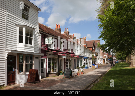 Kleine Geschäfte in Gebäuden aus dem 15. Bis 18. Jahrhundert an der von Bäumen gesäumten High Street in der Altstadt von Cinque Port Wealden. Tenterden Kent England Großbritannien Stockfoto