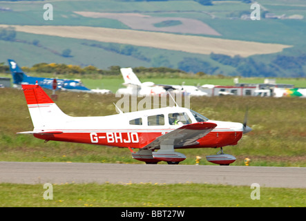 Piper PA-28-161 Warrior II Heimatbasis in Inverness Dalcross Flughafen schottischen Highland SCO 2521 Stockfoto