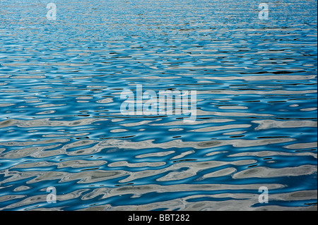 Blue Sky in plätschern Meerwasser widerspiegelt, Isle of Harris, Schottland Stockfoto