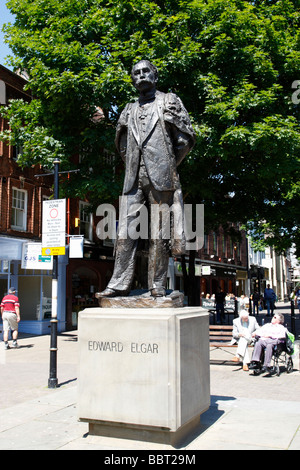 Statue von Edward Elgar, die Kathedrale in der High Street in der Nähe seiner Väter Shop einmal Gesichter, standen Worcester uk Stockfoto