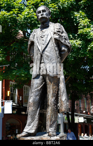 Statue von Edward Elgar, die Kathedrale in der High Street in der Nähe seiner Väter Shop einmal Gesichter, standen Worcester uk Stockfoto