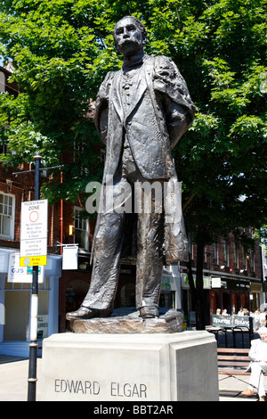 Statue von Edward Elgar, die Kathedrale in der High Street in der Nähe seiner Väter Shop einmal Gesichter, standen Worcester uk Stockfoto