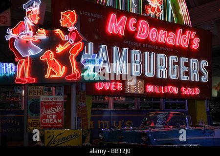 Historisches McDonald Neon Restaurant Schild von unten niemand in den USA McDonalds Fast Food Restaurant horizontal Hi-res Stockfoto