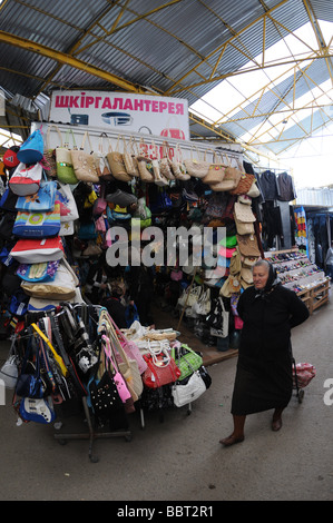 Handtasche Stall, Kalynivsky Markt, Czernowitz, Ukraine Stockfoto