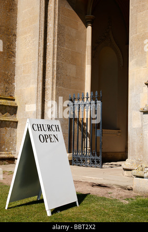 Kirche offen Ankündigung außerhalb St. Mary Magdalene Croome d'abitot Worcestershire Stockfoto